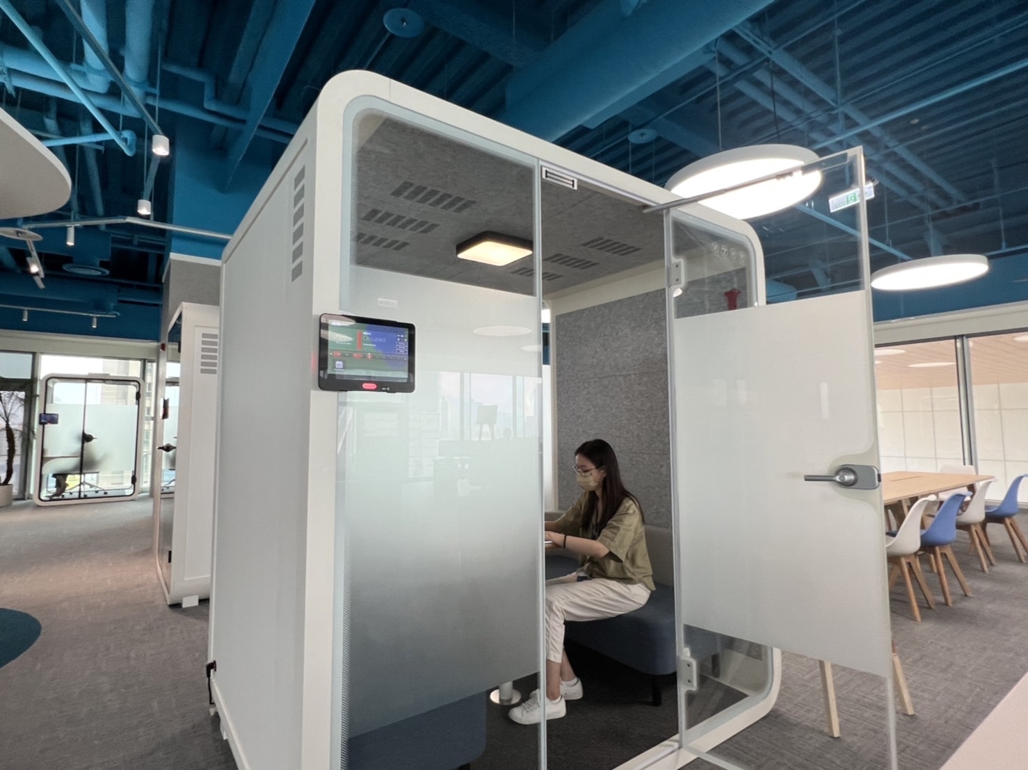 龙门国际高雄據點的智慧行動辦公艙，展現龙门国际在面板以外的研發應用軟實力